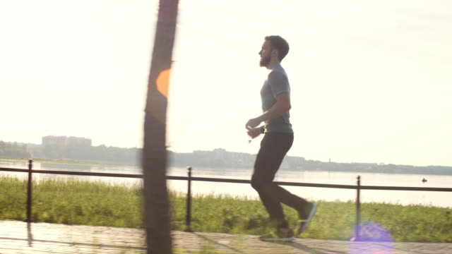 Hombre-de-Jogging-en-el-paseo-junto-al-río