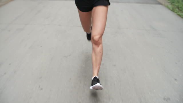 Deportiva-mujer-corriendo-en-la-mañana