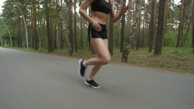 Mujer-con-cuerpo-en-forma-para-correr-en-el-Parque