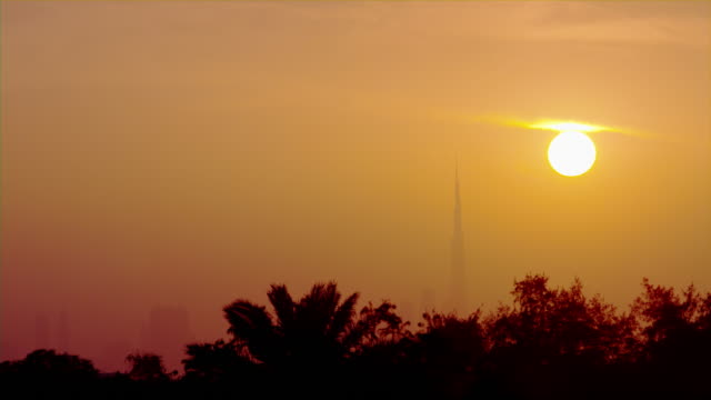Timelapse-de-la-puesta-del-sol-detrás-de-rascacielos.