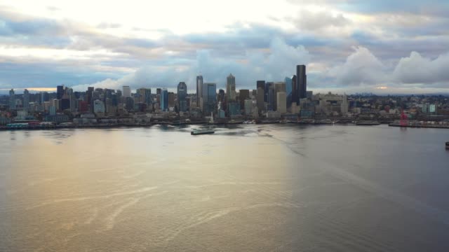 Enfoque-aéreo-Seattle-sobre-agua-4k