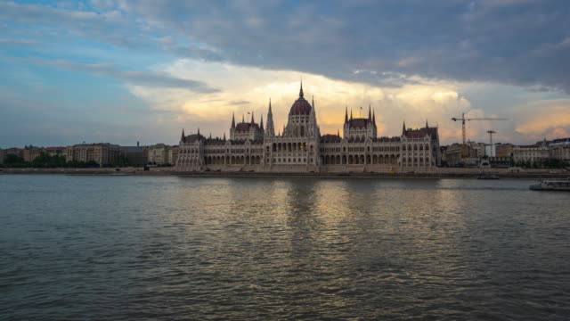 Horizonte-de-la-ciudad-de-timelapse-de-Budapest-con-el-río-Danubio-en-Hungría-tiempo-laspe-4K