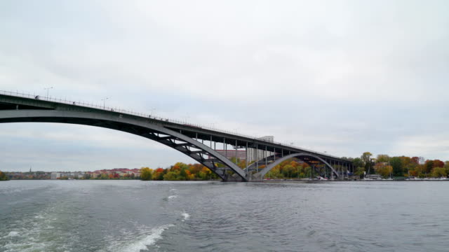 El-gran-puente-de-metal-sobre-el-mar-en-Estocolmo-Suecia