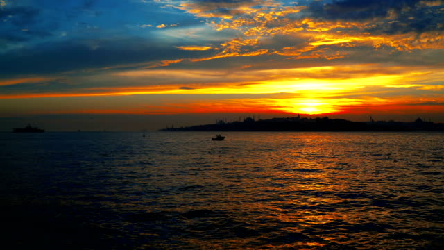 Aussehende-Bosporus-Sonnenuntergang,-roten-Sonnenuntergang