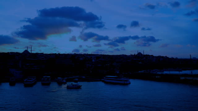 Auf-der-Suche-nach-Bosporus-in-der-Stadt-von-morgen,-blau