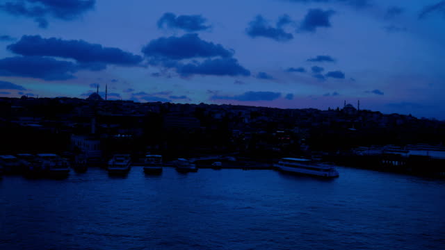 Auf-der-Suche-nach-Bosporus-in-der-Stadt-von-morgen,-blau