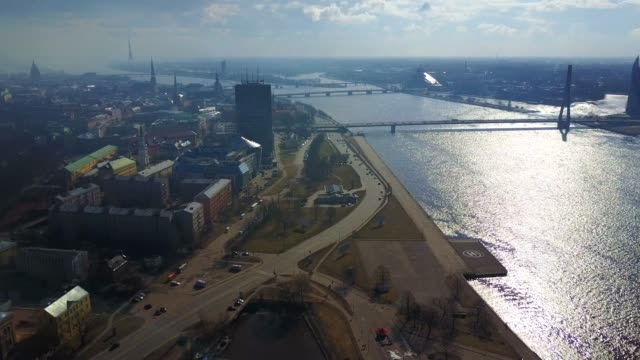 Eine-Drohne-fliegen-über-schöne-Stadt-Riga