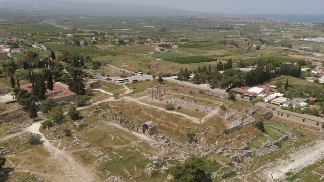 Vista-aérea-del-campo-de-la-arqueología-cerca-de-un-pueblo,-Grecia.