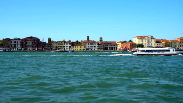 vista-a-San-Giorgio-Maggiore-Venecia,-gondolas-Venecia
