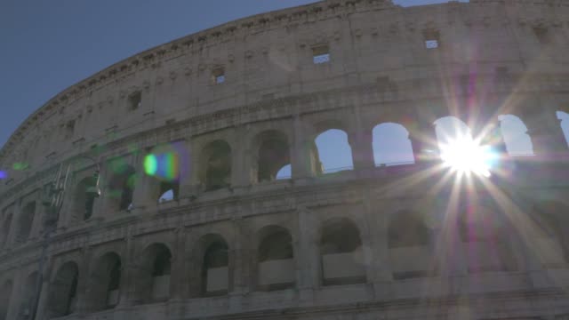 Römisches-Kolosseum-ruinen-in-hellen-Sonnenstrahlen