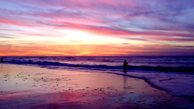 Fisher-Mann-Angeln-am-Atlantischen-Ozean-bei-Sonnenuntergang