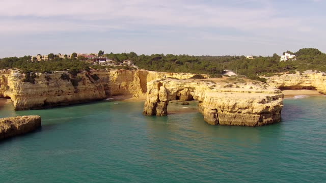 Vista-aérea-de-praia-Albandeira-del-Algarve-en-Portugal
