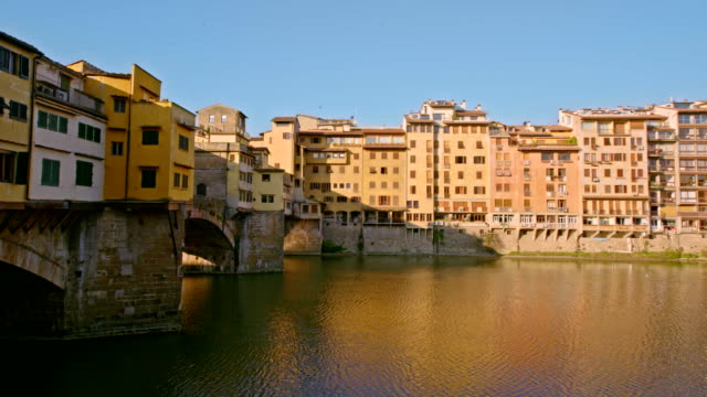 Puentes-de-Florencia-sobre-el-río-Arno,-al-atardecer,-Italia