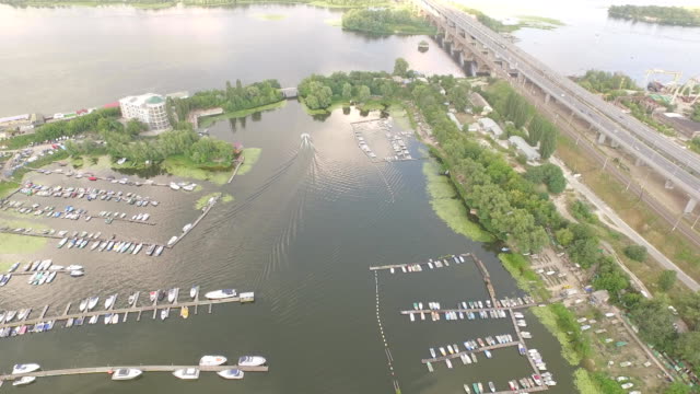 Videomaterial-Hafen-mit-Yachten-und-Boote-auf-dem-Fluss.