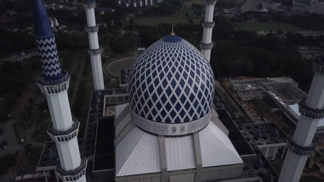 Luftaufnahmen---Überführung-einer-Moschee-an-einem-bewölkten-Tag.