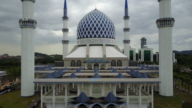 Imágenes-aéreas---paso-elevado-una-mezquita-en-un-día-nublado.