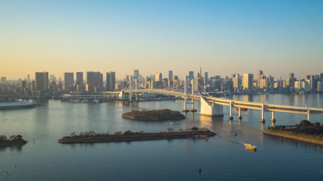 Vista-al-horizonte-tiempo-lapso-Tokio-ciudad-del-puerto-de-Tokyo-en-Japón