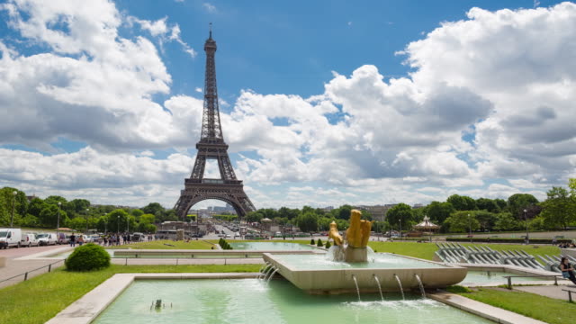 Daytime-timelapse-of-Eiffel-Tower,-Paris