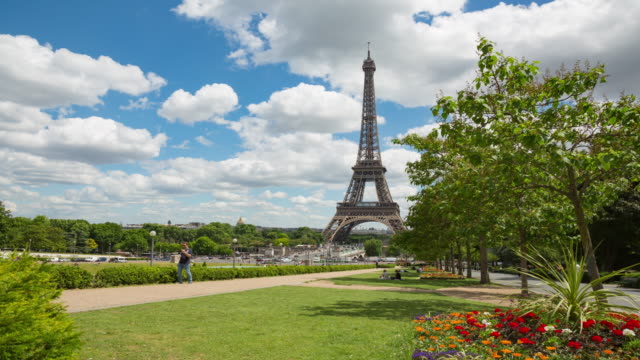 Lapso-de-tiempo-durante-el-día-de-la-Torre-Eiffel,-París
