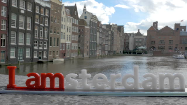 Ich-Amsterdam-Slogan-auf-Stadt-Hintergrund,-Niederlande