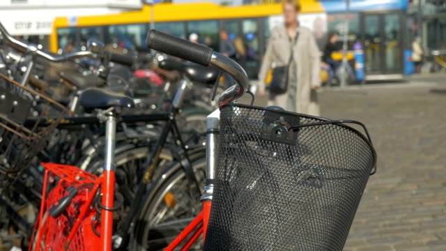 Fahrräder-mit-Körben-in-der-Straße-geparkt