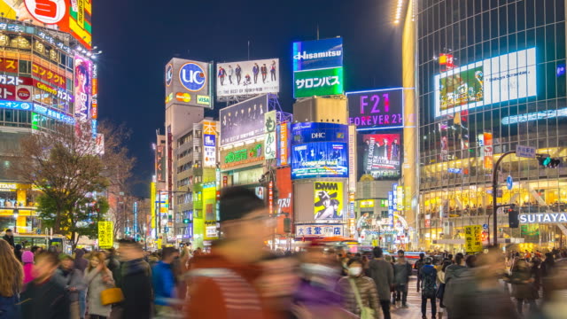 Tiempo-lapso-de-Shibuya-cruce-con-multitud-de-turistas-en-el-distrito-de-Shibuya,-Tokio,-Japón