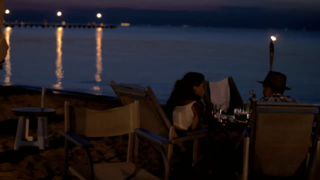 Ansicht-von-jungen-glücklichen-Paar-romantisches-Abendessen-am-Strand,-Griechenland
