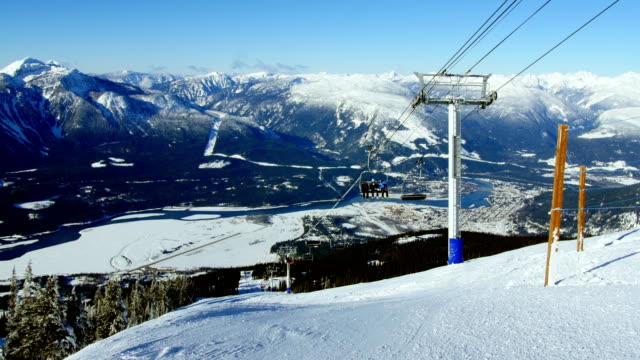 Overhead-cable-cars-above-snowcapped-mountain