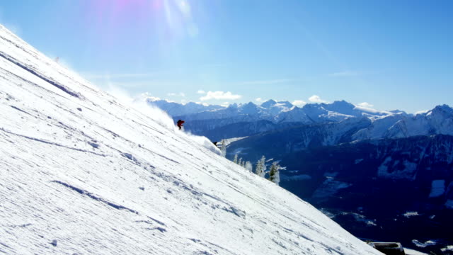 Menschen,-die-Snowboarden-auf-verschneiten-Bergen