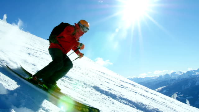 Person-Snowboarden-auf-verschneiten-Bergen