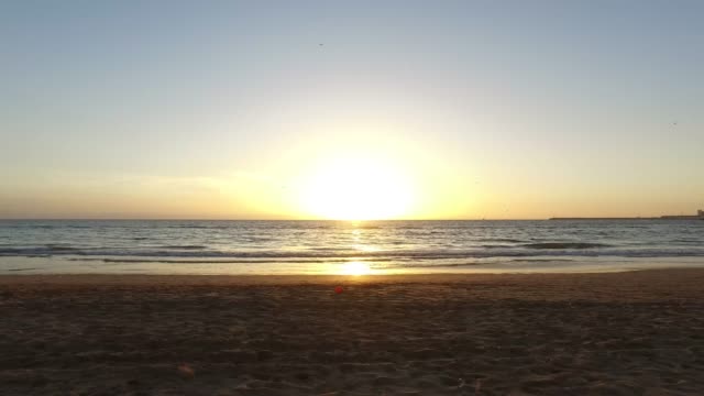 Puesta-de-sol-en-una-playa-de-Marruecos