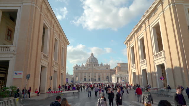 Las-personas-fuera-de-la-iglesia-del-Vaticano-en-Roma-Italia
