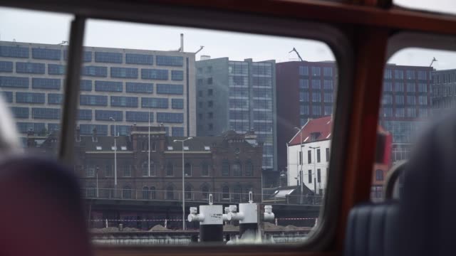 Segel-Boot-durch-die-Grachten-in-Amsterdam.-Blick-vom-Inneren-des-Bootes