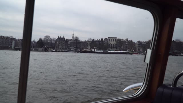 Segel-Boot-durch-die-Grachten-in-Amsterdam.-Blick-vom-Inneren-des-Bootes
