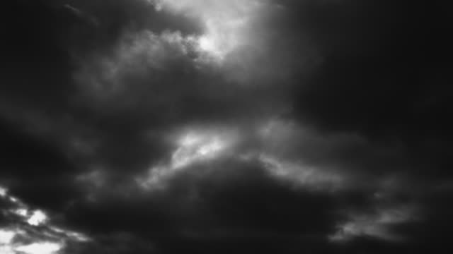 La-tempestad-de-truenos-Approaching---espeluznantes-nubes-movimiento-rápidas,-con-frecuencia-puesta-a-contraluz-por-la-iluminación-de-nube-en-nube-que-está-sucediendo-en-las-capas-superiores-de-la-nube