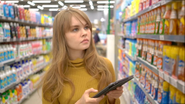 Mujer-cliente-utilizando-una-tableta-digital-en-el-supermercado