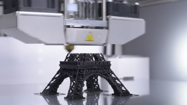 3D-Drucker-arbeiten,-Drucken-eines-Modells-des-Eiffelturms---Industrie-4.0