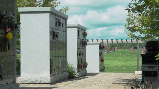 Estructuras-con-nichos-de-cremación-en-cementerio.