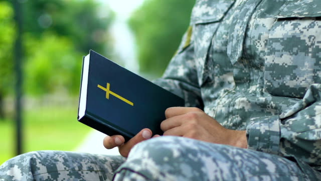 Military-chaplain-praying,-conducting-religious-service-to-support-soldiers