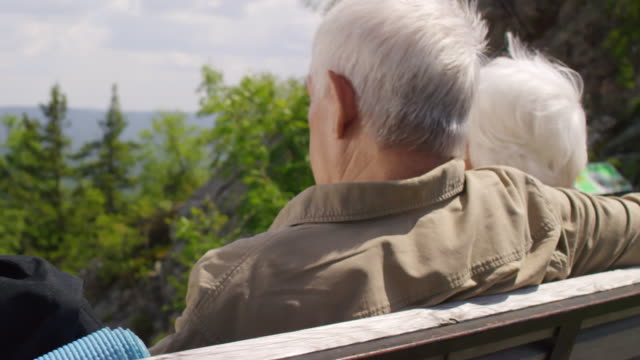 Ältere-Paare-genießen-Berge-Ansicht