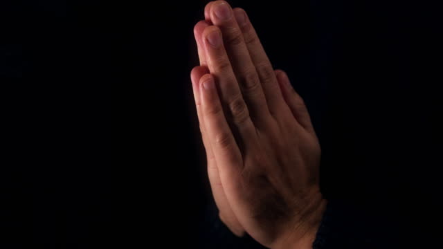 Männliche-Hand-in-Position-zu-beten
