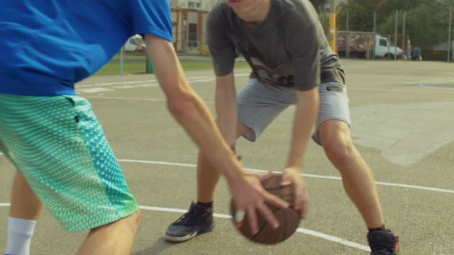 Streetball-defensor-provoca-rotación-del-jugador-atacante