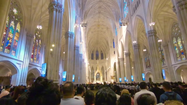 Vista-interior-de-St-Patricks-Cathedral-con-servicio-en-New-York-City,-Manhattan,-Nueva-York