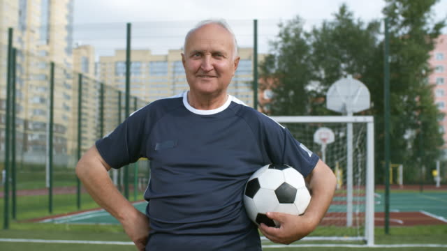 Portrait-of-Senior-Man-Holding-Fußball