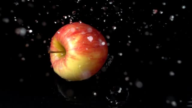 Apfel-fällt-ins-Wasser.-Slow-Motion.