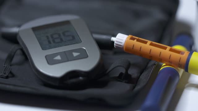 Diabetes-Test-Ausrüstung-und-Insulintherapie.-Hohen-Blutzuckerspiegel