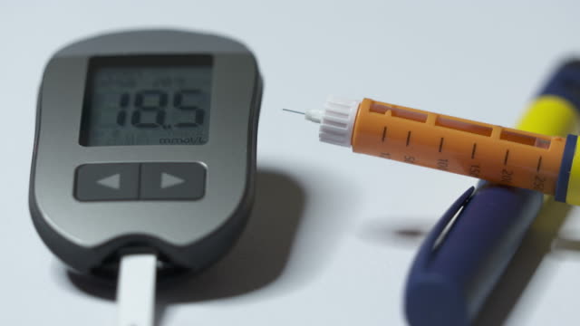 Diabetes-terapia-de-insulina-y-equipo-de-prueba.-Nivel-de-azúcar-en-sangre-alta
