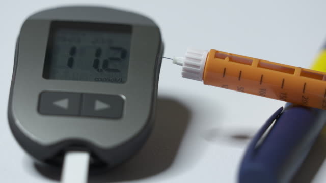 Diabetes-terapia-de-insulina-y-equipo-de-prueba.-Hiperglucemia