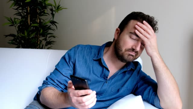 Hombre-deprimido-después-de-leer-el-mensaje-en-el-teléfono