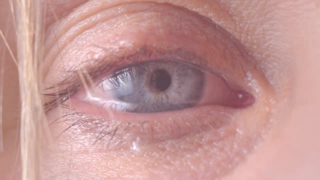 das-weibliche-Auge-Schreie-und-Tränen-sind-fließende-Makro-video